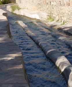 The flowing waters of Falaj al Khatmeen in the village of Birkat al Mawz.  This ...