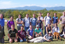 The 2014 Field Methods crew in front of a Blue Ridge backdrop. Our hosts Ann and Jerry Samford (W&M Geology 1977) are on the left.