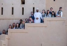 The W&M Oman study abroad program 2016 on the steps at Ibri Fort. Sultan al Farsi (in the white dishdasha) was our host (photo by Pablo Yañez).