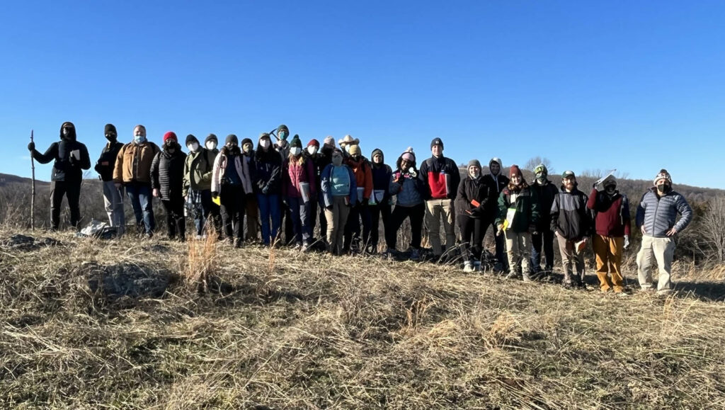 Two dozen W&M geologists strike a pose in a cow pasture.